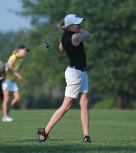 women read green and performs complete quality swing with wedge